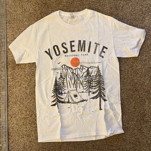 White Yosemite T shirt Size Small